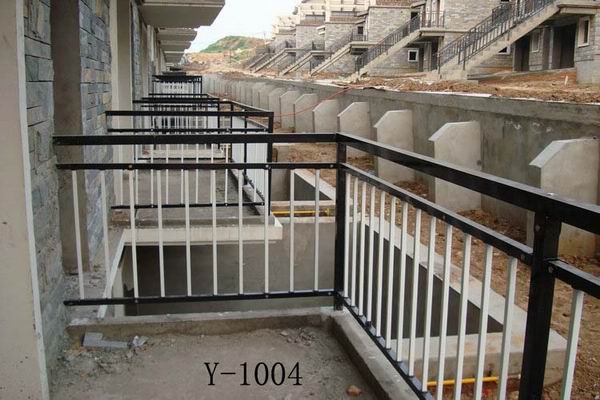 如何（hé）处理风暴娱乐（gāng）护栏退（tuì）色掉漆