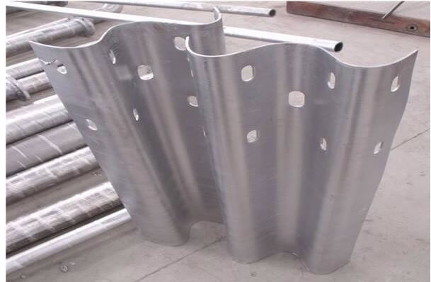 波形（xíng）护栏